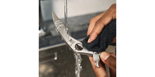 Ножницы серии ZWILLING TWIN SELECT нужно просто промыть под теплой водой и вытереть полотенцем, чтобы сохранять их чистыми и готовыми к использованию.