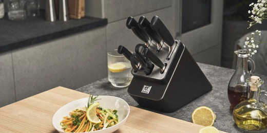 Подставка для ножей оснащена пятью ножами из нашей популярной серии ZWILLING FOUR STAR и многофункциональными ножницами TWIN L. Эта серия, представленная на рынке с 1976 года, является самой продаваемой серией ножей ZWILLING. Новаторский продукт, не имеющий аналогов, широко используемый и популярный во всем мире.